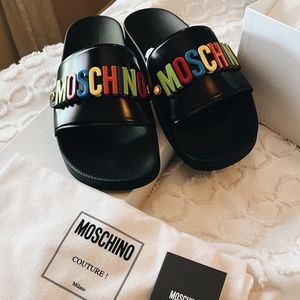 Moschino multicolor logo pool slides